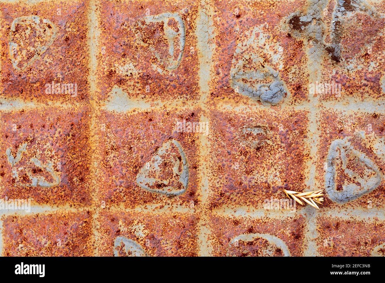 Nahaufnahme eines verwitterten Schachtes mit symmetrischem Muster. Stockfoto