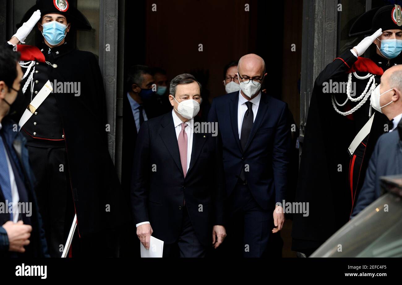 Mario Draghi verlässt den Senat am Tag seines ersten Vertrauens in seine Regierung, an seiner Seite Federico D'Incà (Minister für die Beziehungen zum Parlament) Stockfoto