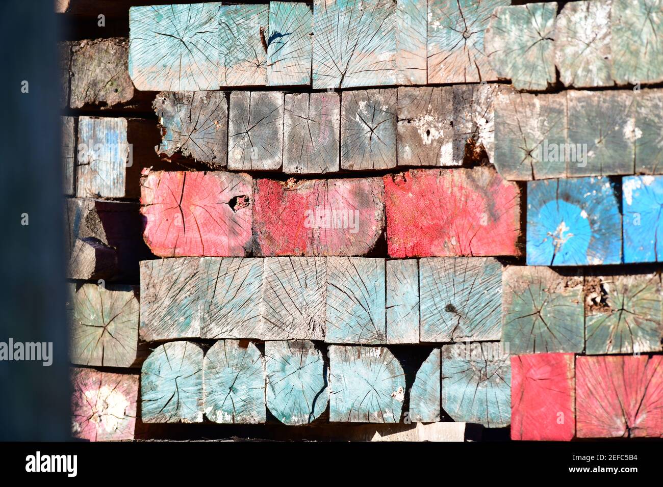 Lebendige Mehrfarbige Holz Mosaik Lackiert Gealterte Verwitterte Industrie Balken. Stockfoto