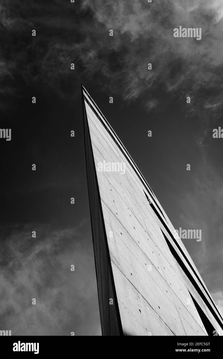 Abstraktes Bild der Spitze eines spitzen Gebäudes. Stockfoto