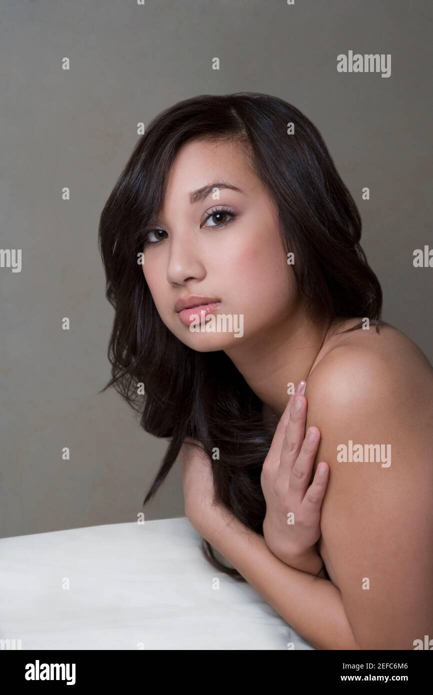 Porträt einer jungen Frau auf einem Massagetisch liegen Stockfoto