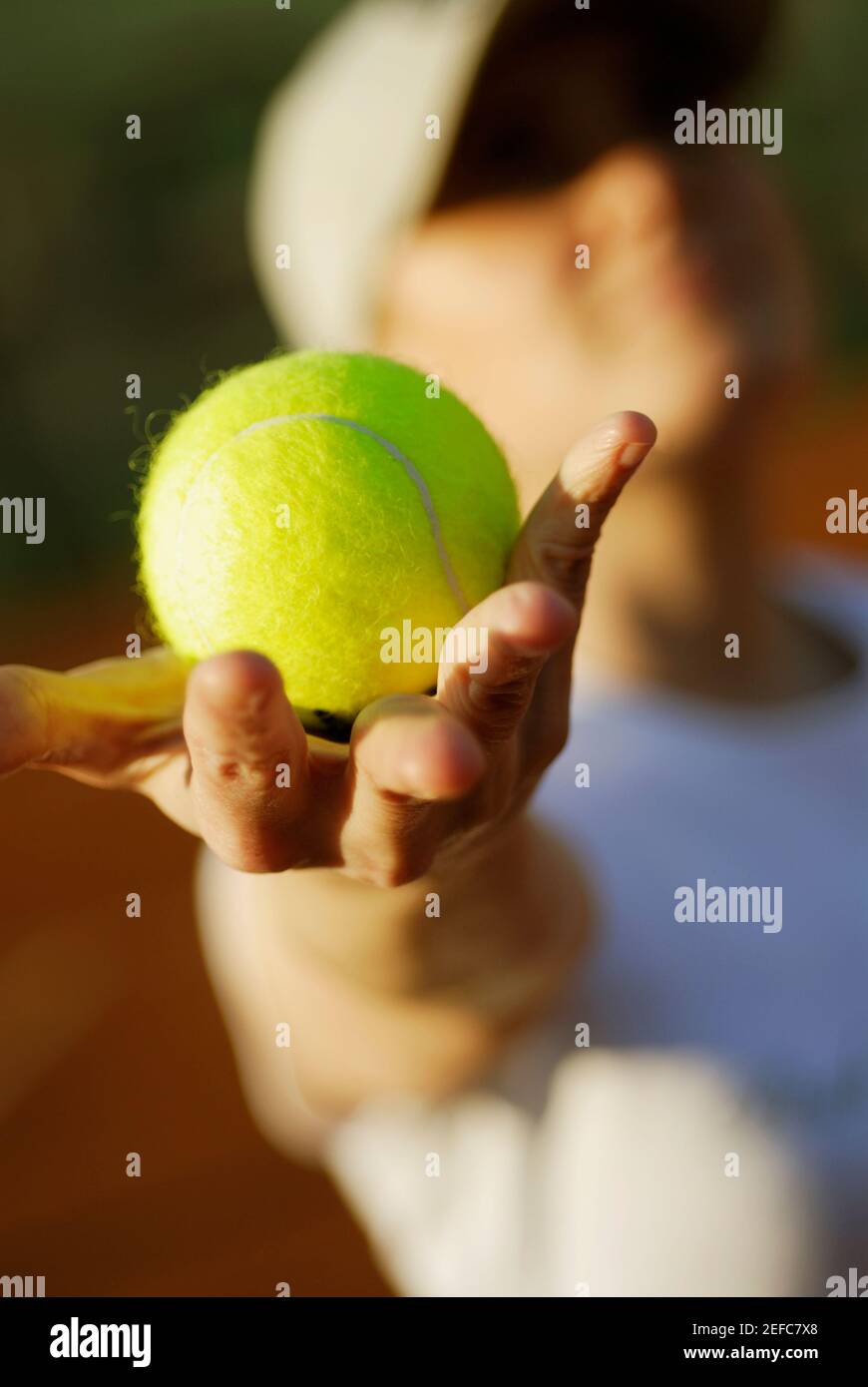 Nahaufnahme einer womanÅ½s Hand, die einen Tennisball hält Stockfoto