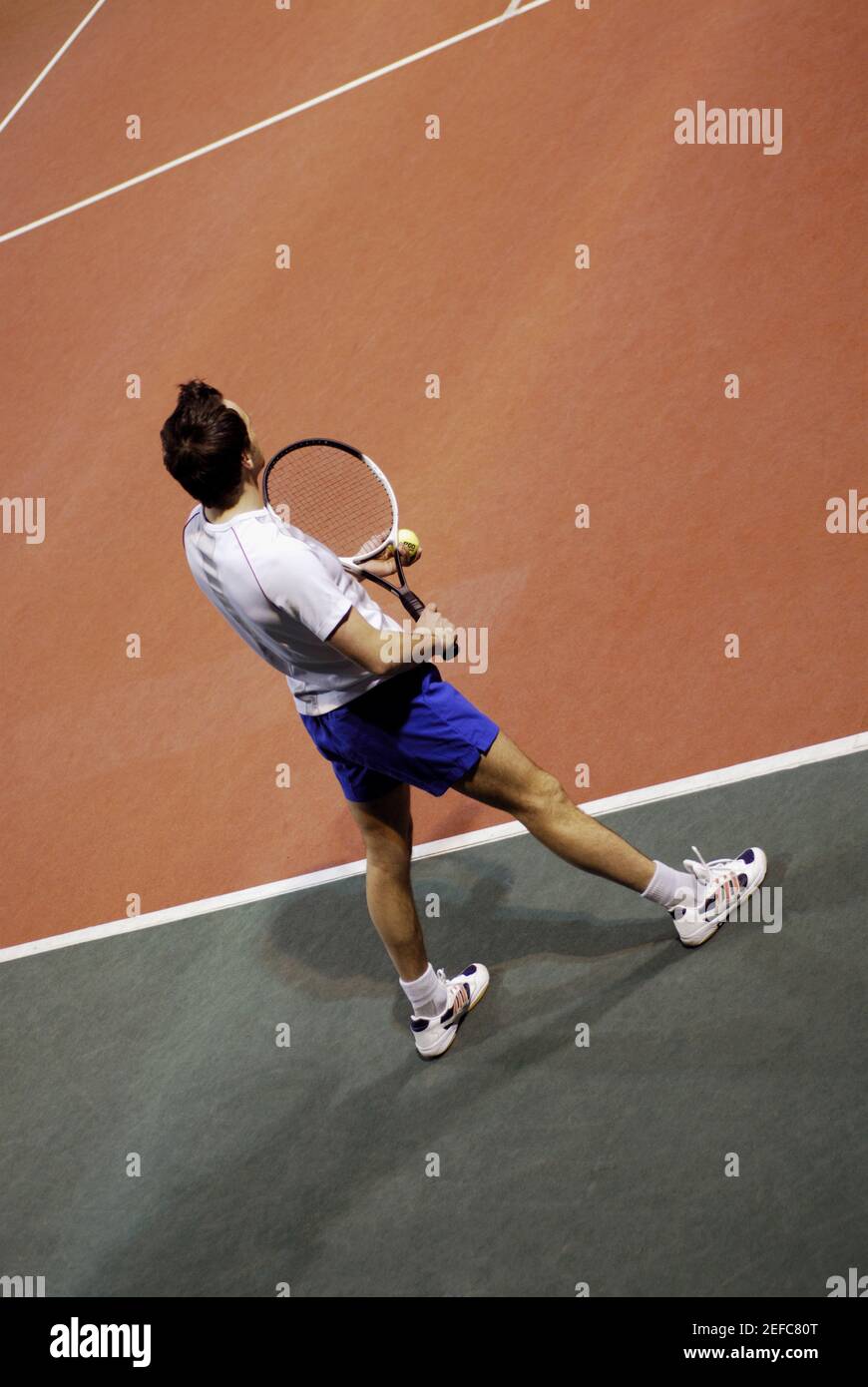 Aus der Sicht eines mittleren Erwachsenen, der einen hält Tennisball und Tennisschläger auf einem Tennisplatz Stockfoto