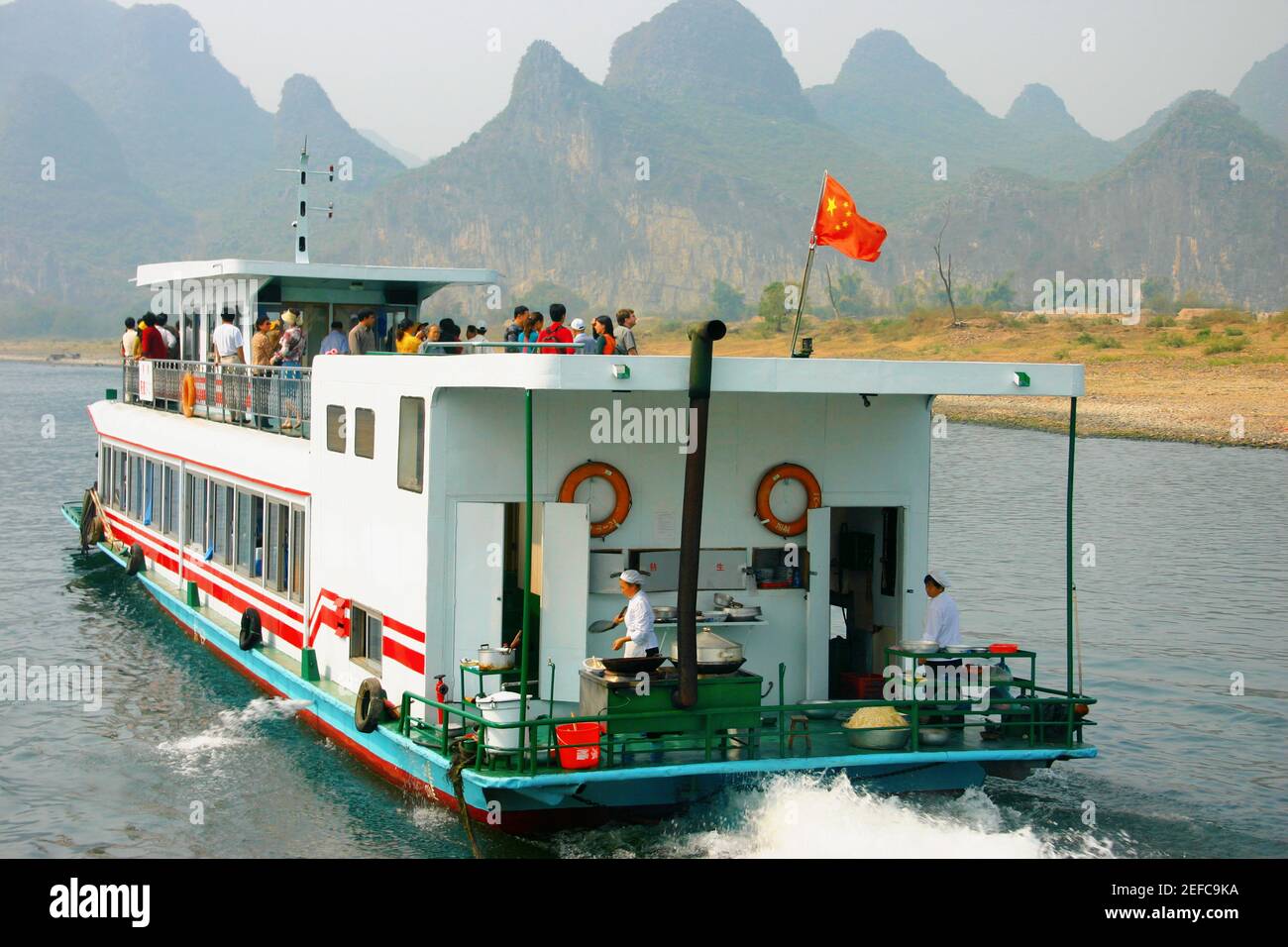 Touristen auf einem Tourboot, Li River, Guilin, China Stockfoto