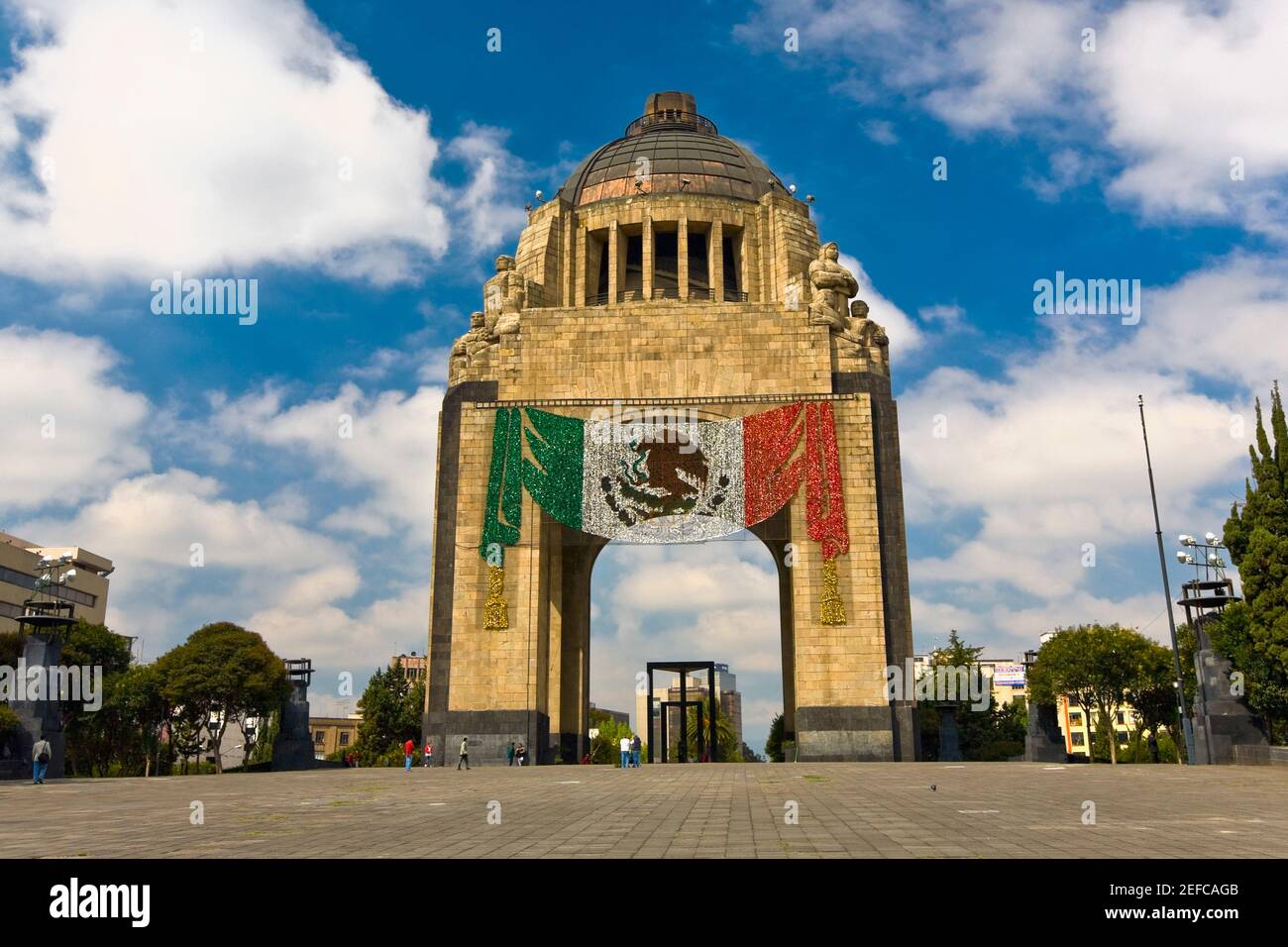 Niedrige Ansicht eines Denkmals, Monumento a La Revolucion, Mexiko-Stadt, Mexiko Stockfoto