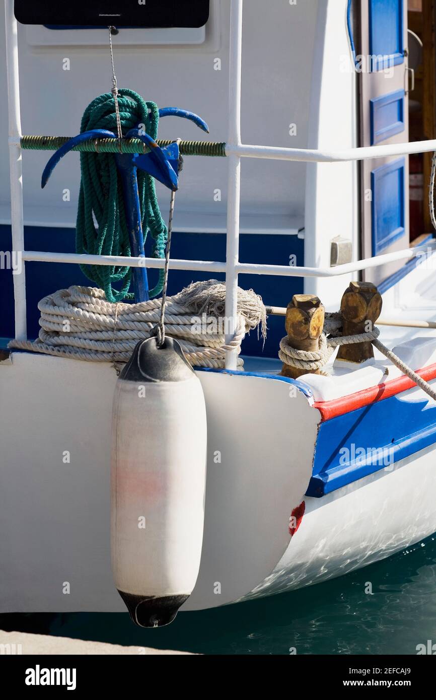 Anker auf dem Geländer einer Yacht, Patmos, Dodekanes Inseln, Griechenland Stockfoto