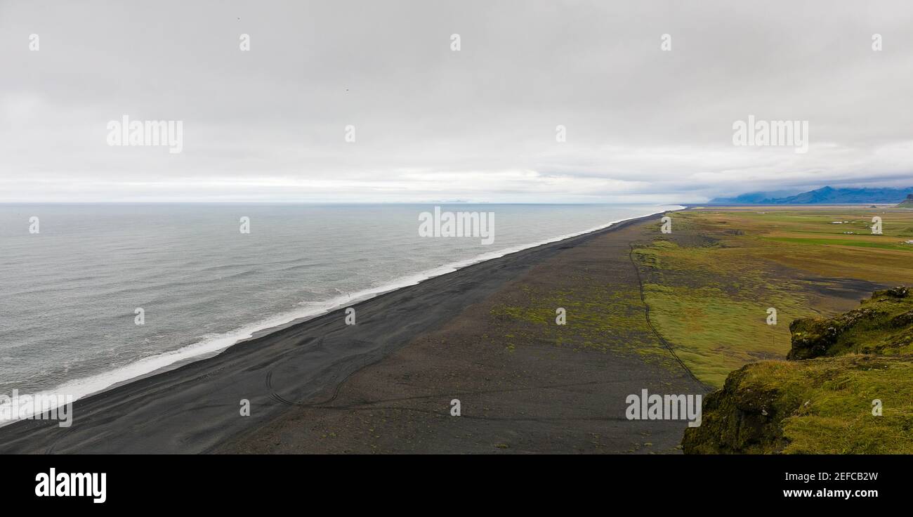 Berühmter schwarzer Strand von Dyrholaey aus gesehen in Island Stockfoto