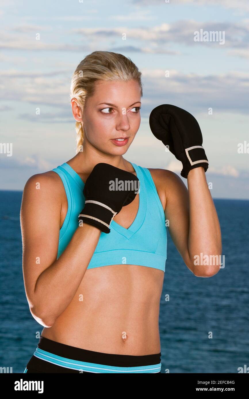 Nahaufnahme einer jungen Frau mit Boxhandschuhen Stockfoto