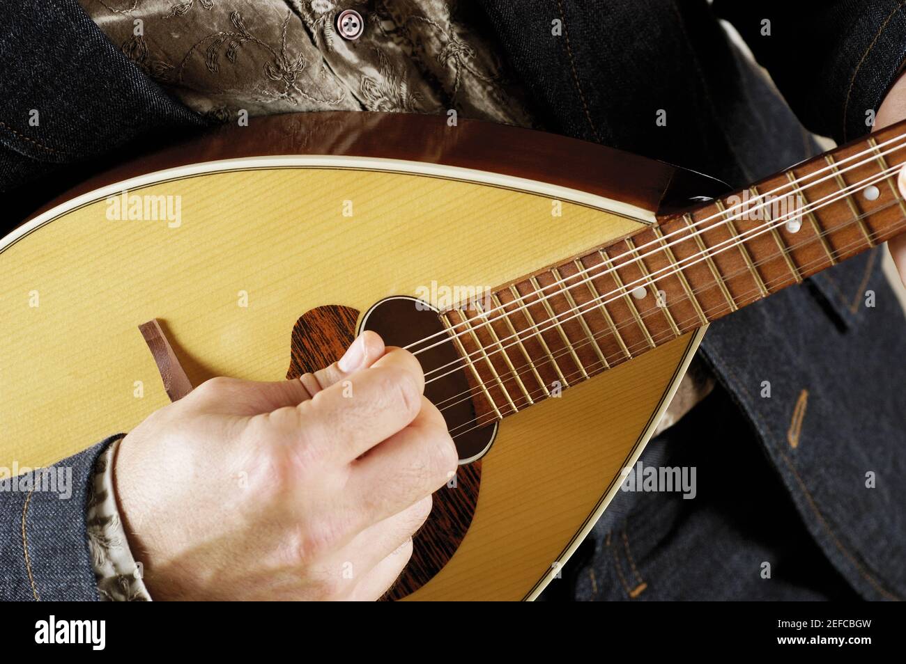Nahaufnahme eines Musikers, der das Banjo spielt Stockfoto