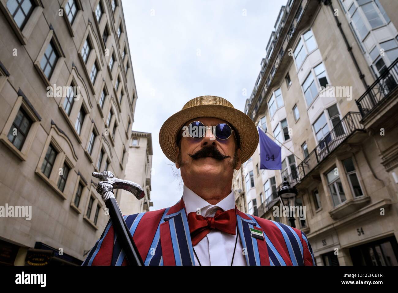 Dapper British CHAP am "Grand Flaneur" CHAP Walk, Mayfair, London, Großbritannien Stockfoto