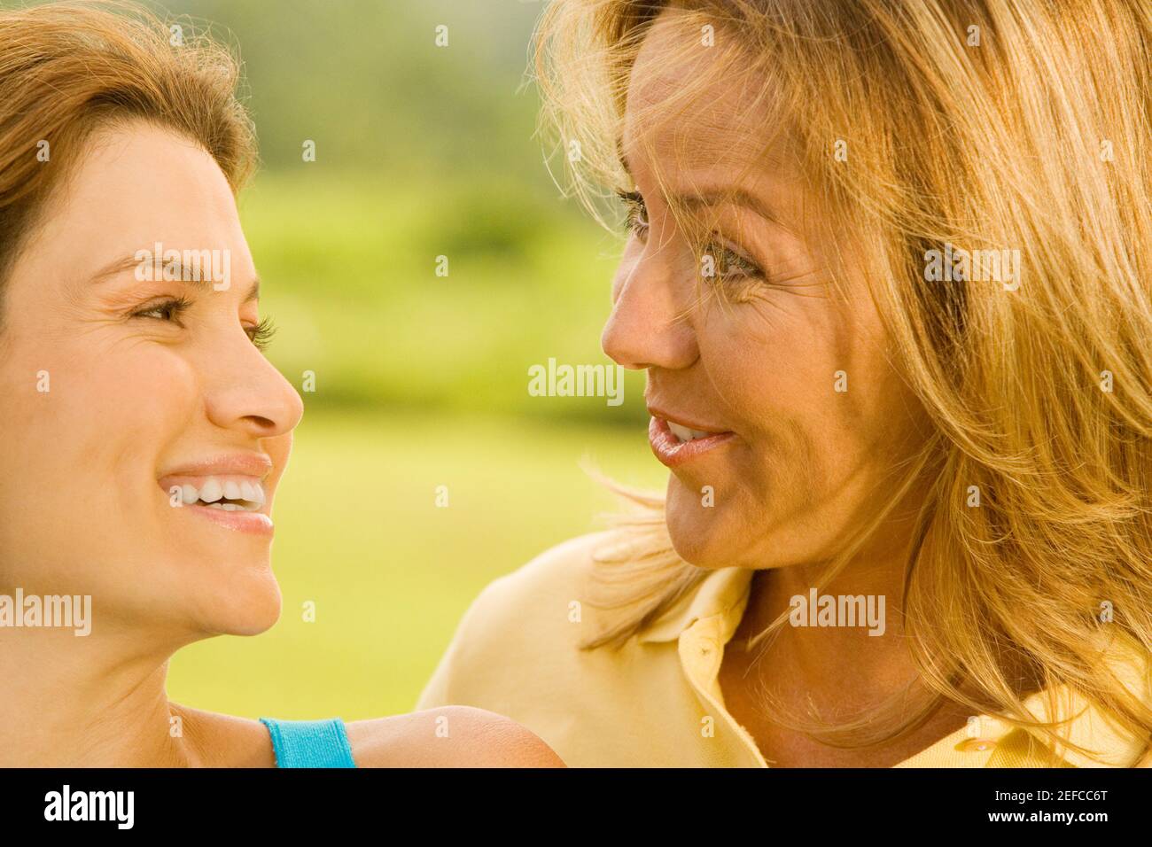 Nahaufnahme einer reifen Frau und einer mittleren erwachsenen Frau Lächelnd Stockfoto