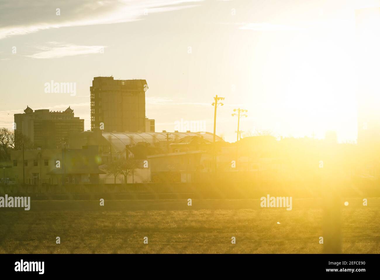 Atlantic City, USA. Februar 2021, 17th. Die Sonne geht hinter dem Hauptturm des ehemaligen Trump Plaza Hotel and Casino auf am Morgen wird es in Atlantic City, USA abgerissen. Das Hotel und Kasino im Besitz des ehemaligen Präsidenten Donald Trump schloss 2014 nach dem Bankrott. Kredit: Chase Sutton/Alamy Live Nachrichten Stockfoto