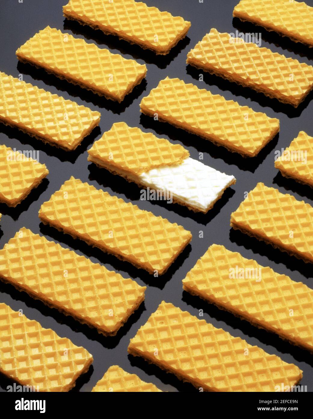 High-Angle-Ansicht von Cookies in einer Reihe Stockfoto