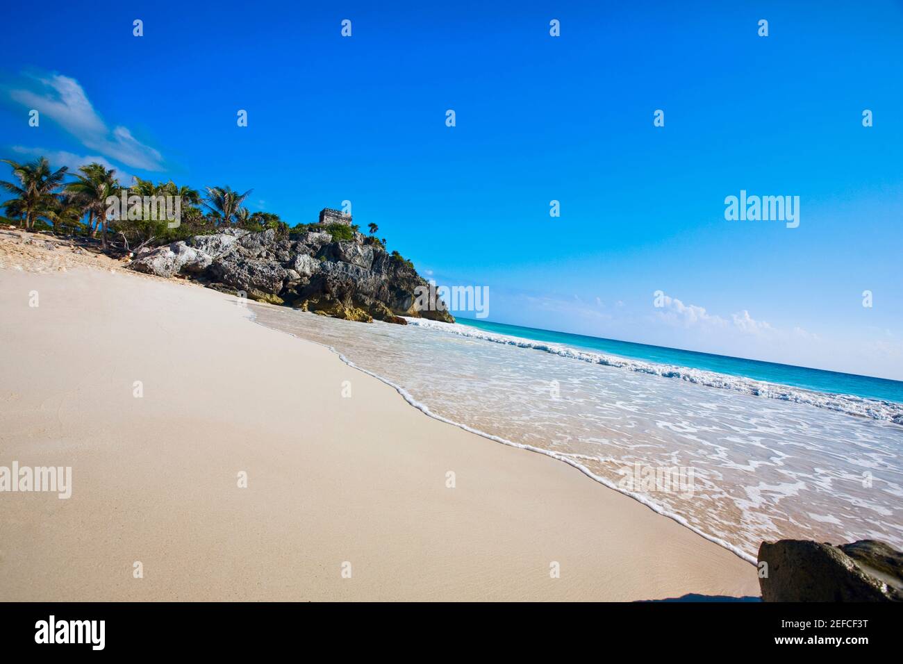 Ruinen eines Tempels am Meer, Tempel der Wind Gottes, Zona Arqueologica De Tulum, Cancun, Quintana Roo, Mexiko Stockfoto