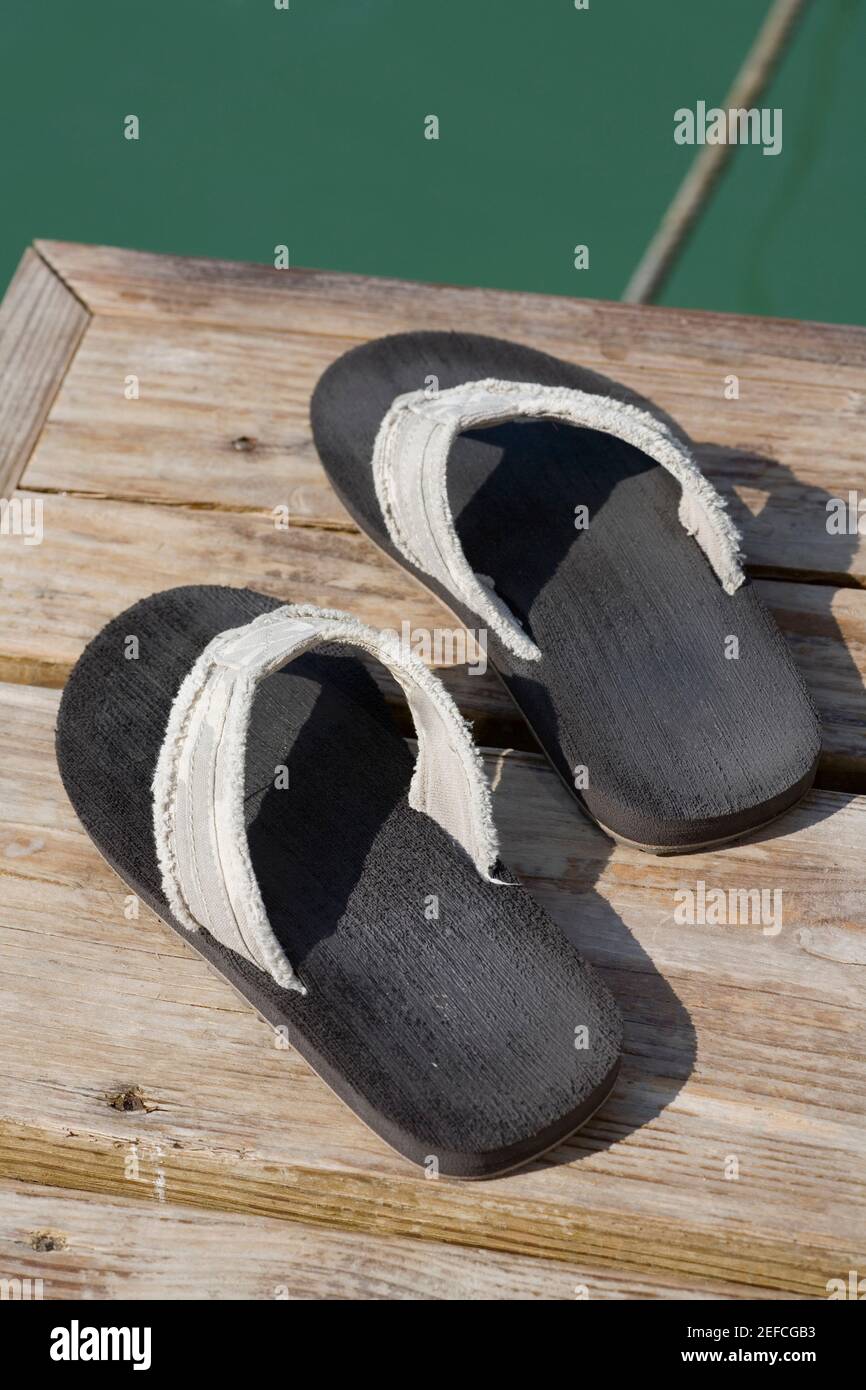 High-Angle-Ansicht eines Paares Flip Flop auf einem Steg Stockfoto