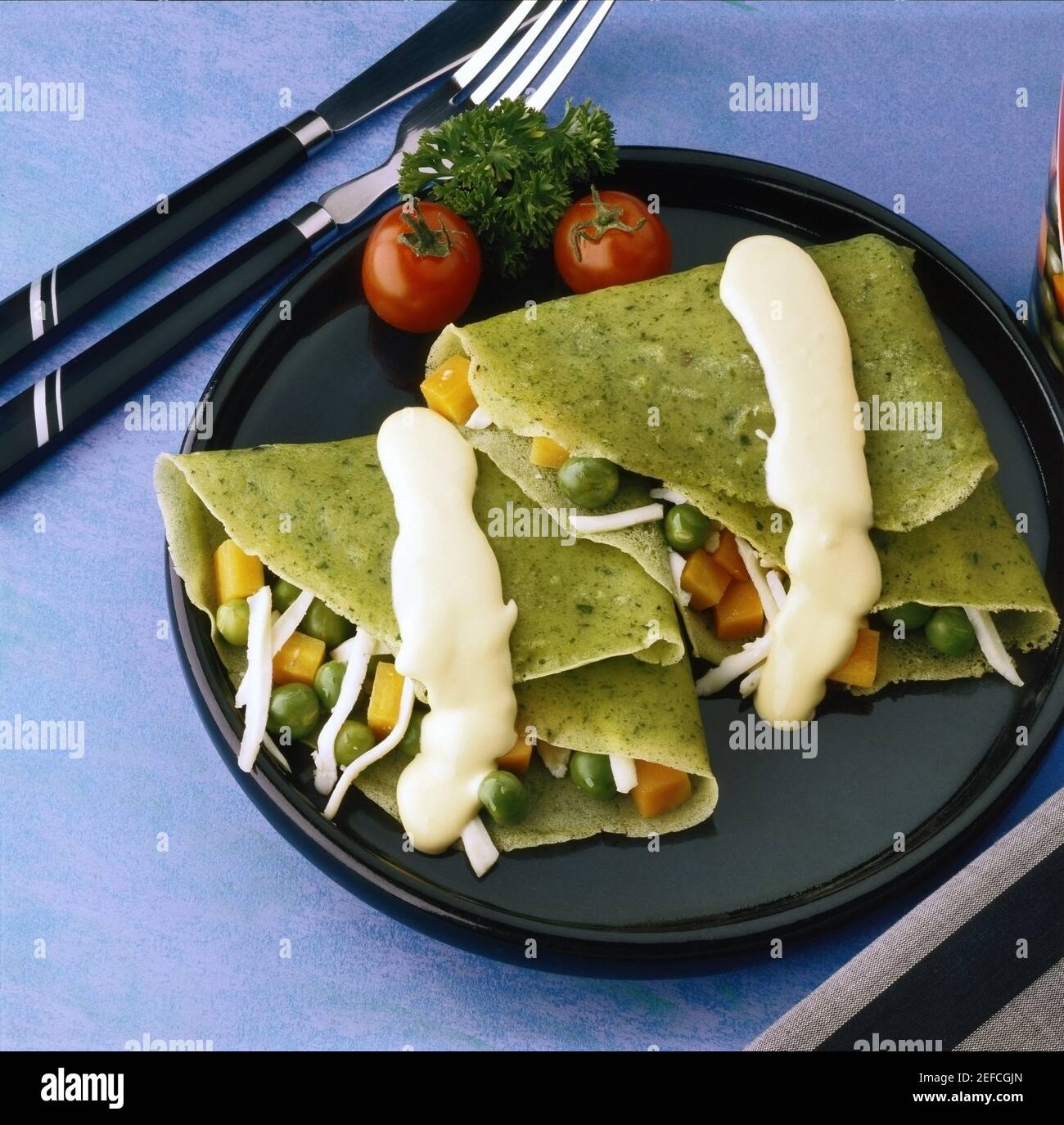 Hohe Winkelansicht von Crepes Verdes auf einer Platte Stockfoto