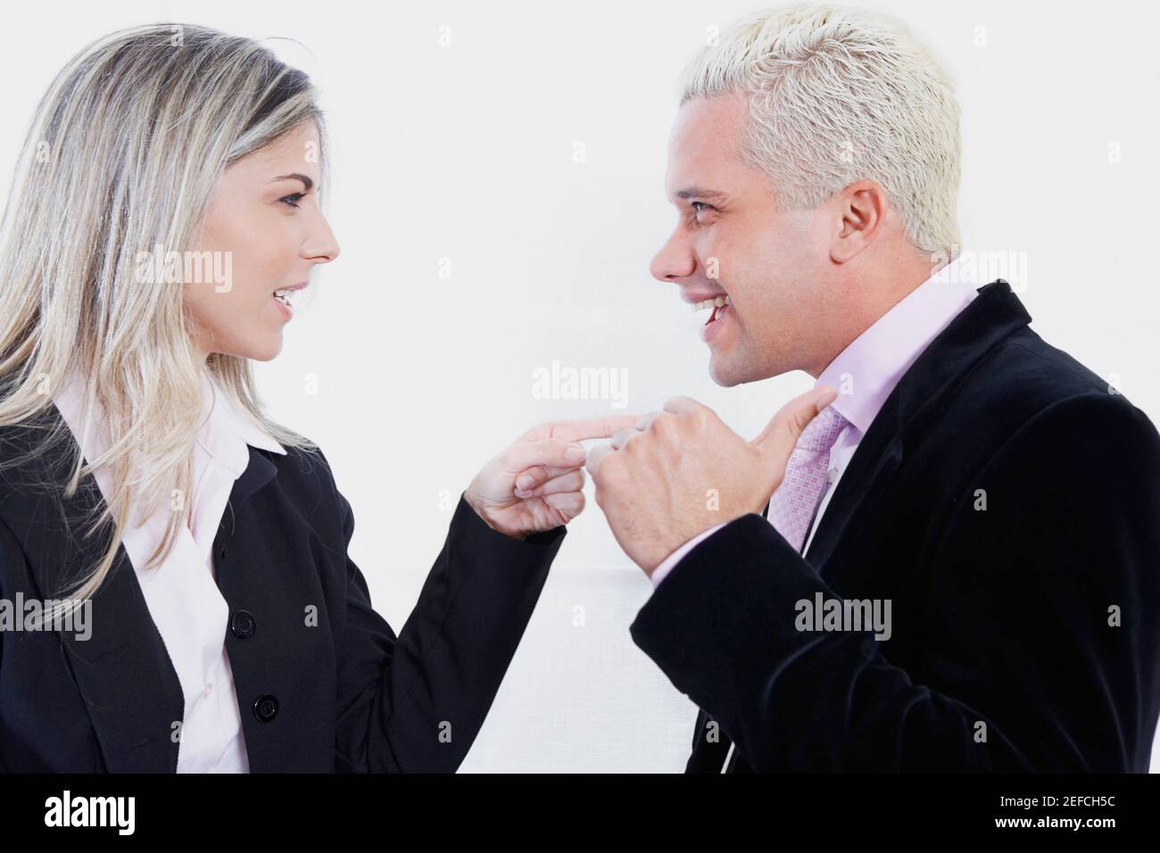 Nahaufnahme einer Geschäftsfrau, die einen Geschäftsmann beschuldigt Stockfoto
