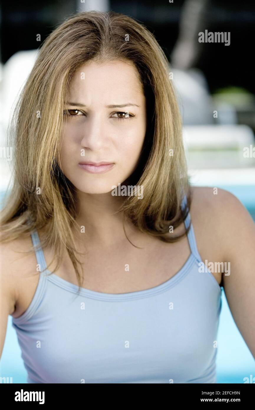 Porträt einer jungen Frau Stirnrunzeln Stockfoto