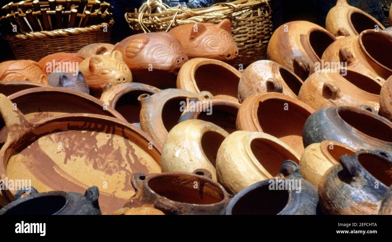 Nahaufnahme einer Reihe von Terrakotta-Töpfen Stockfoto