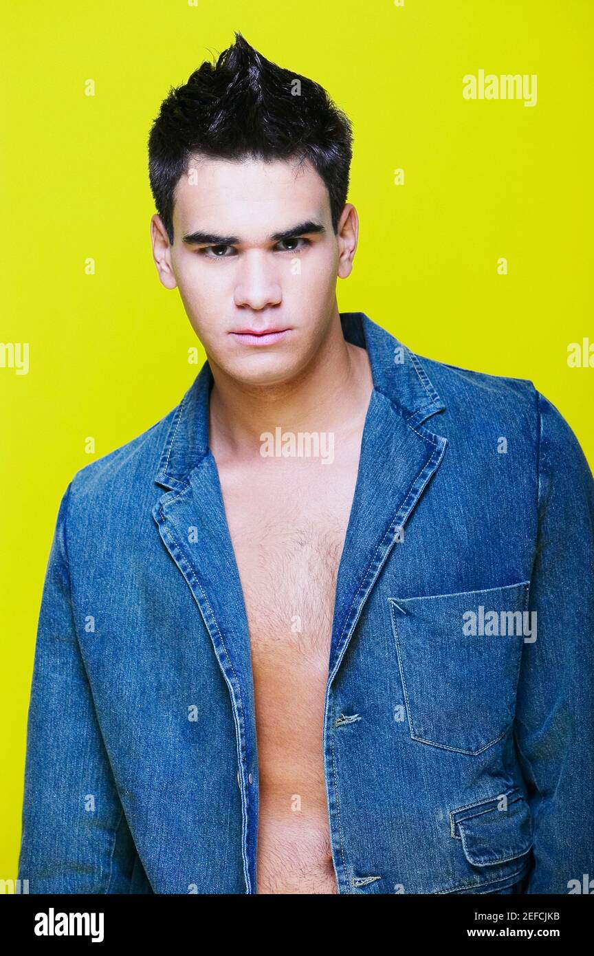 Porträt eines jungen Mannes stehend Stockfoto