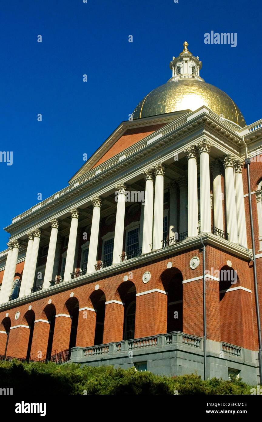 Low-Angle-Ansicht eines Gebäudes, Massachusetts State Capitol, Boston, Massachusetts, USA Stockfoto