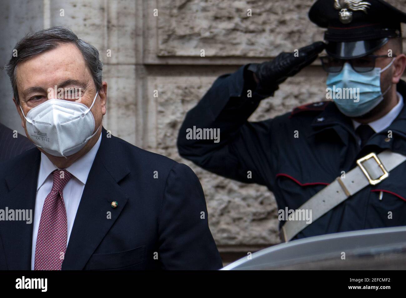 Rom, Italien. Februar 2021, 17th. Der italienische Ministerpräsident und ehemalige Präsident der Europäischen Zentralbank, BCE, Professor Mario Draghi, trifft im Senat der Italienischen Republik ein und bittet die Senatoren um das Vertrauensvotum (Voto di fiducia) für die neue italienische Regierung. Kredit: LSF Foto/Alamy Live Nachrichten Stockfoto