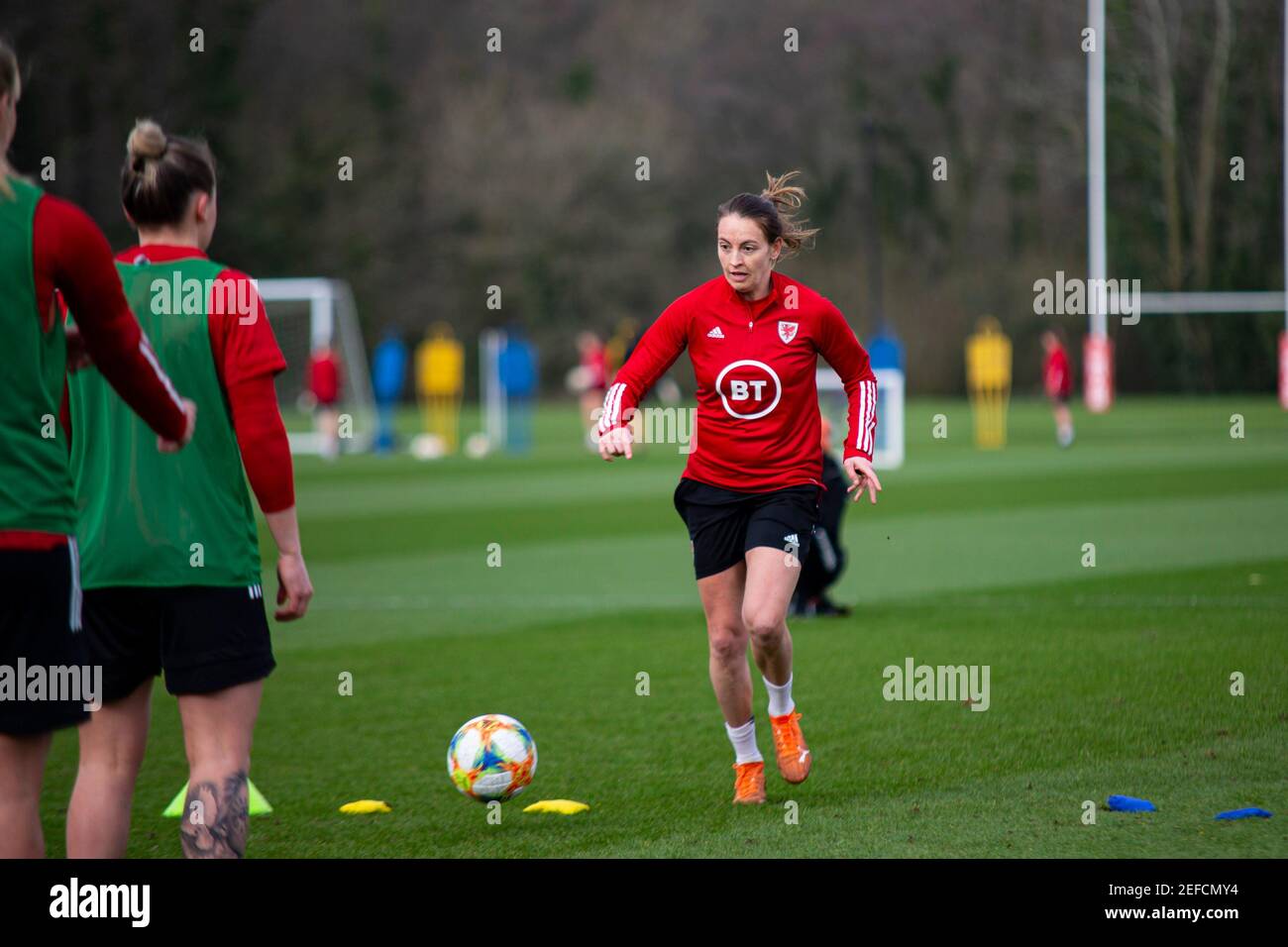 Cardiff, Großbritannien. Februar 2021, 17th. Kayleigh Green von Wales Frauen im Training. Wales Trainingslager für die Nationalmannschaft der Frauen im Vale Resort, Hensol, in der Nähe von Cardiff am Mittwoch, den 17th. Februar 2021. Redaktionelle Verwendung nur, Bild von Lewis Mitchell/Andrew Orchard Sport Fotografie/Alamy Live Nachrichten Kredit: Andrew Orchard Sport Fotografie/Alamy Live Nachrichten Stockfoto