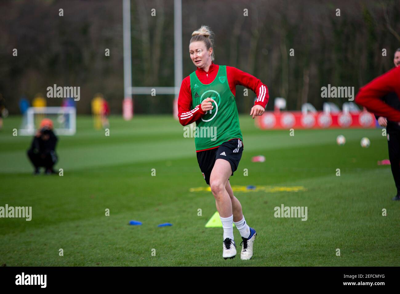 Cardiff, Großbritannien. Februar 2021, 17th. Rhiannon Roberts aus Wales Frauen im Training. Wales Trainingslager für die Nationalmannschaft der Frauen im Vale Resort, Hensol, in der Nähe von Cardiff am Mittwoch, den 17th. Februar 2021. Redaktionelle Verwendung nur, Bild von Lewis Mitchell/Andrew Orchard Sport Fotografie/Alamy Live Nachrichten Kredit: Andrew Orchard Sport Fotografie/Alamy Live Nachrichten Stockfoto