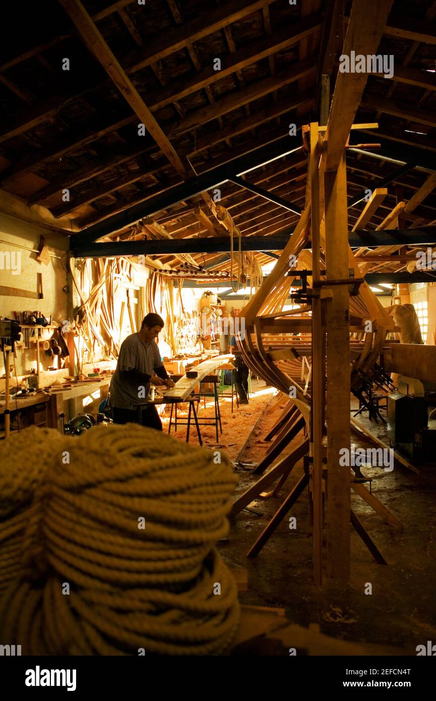 Seitenprofil eines Zimmermanns, der in einer Werkstatt arbeitet, Spanien Stockfoto