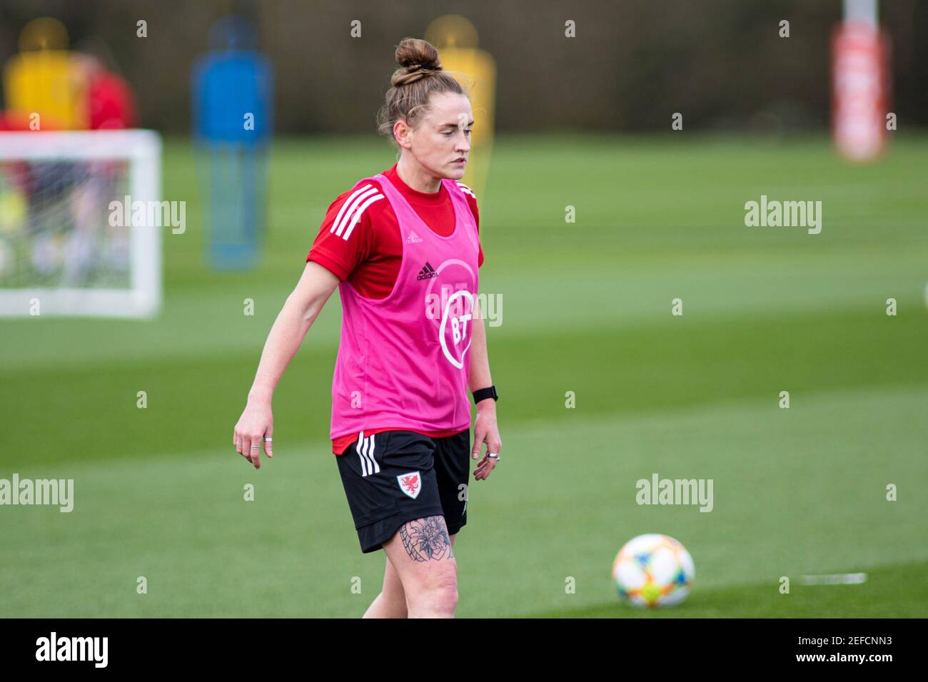 Cardiff, Großbritannien. Februar 2021, 17th. Hayley Ladd von Wales Frauen im Training. Wales Trainingslager für die Nationalmannschaft der Frauen im Vale Resort, Hensol, in der Nähe von Cardiff am Mittwoch, den 17th. Februar 2021. Redaktionelle Verwendung nur, Bild von Lewis Mitchell/Andrew Orchard Sport Fotografie/Alamy Live Nachrichten Kredit: Andrew Orchard Sport Fotografie/Alamy Live Nachrichten Stockfoto