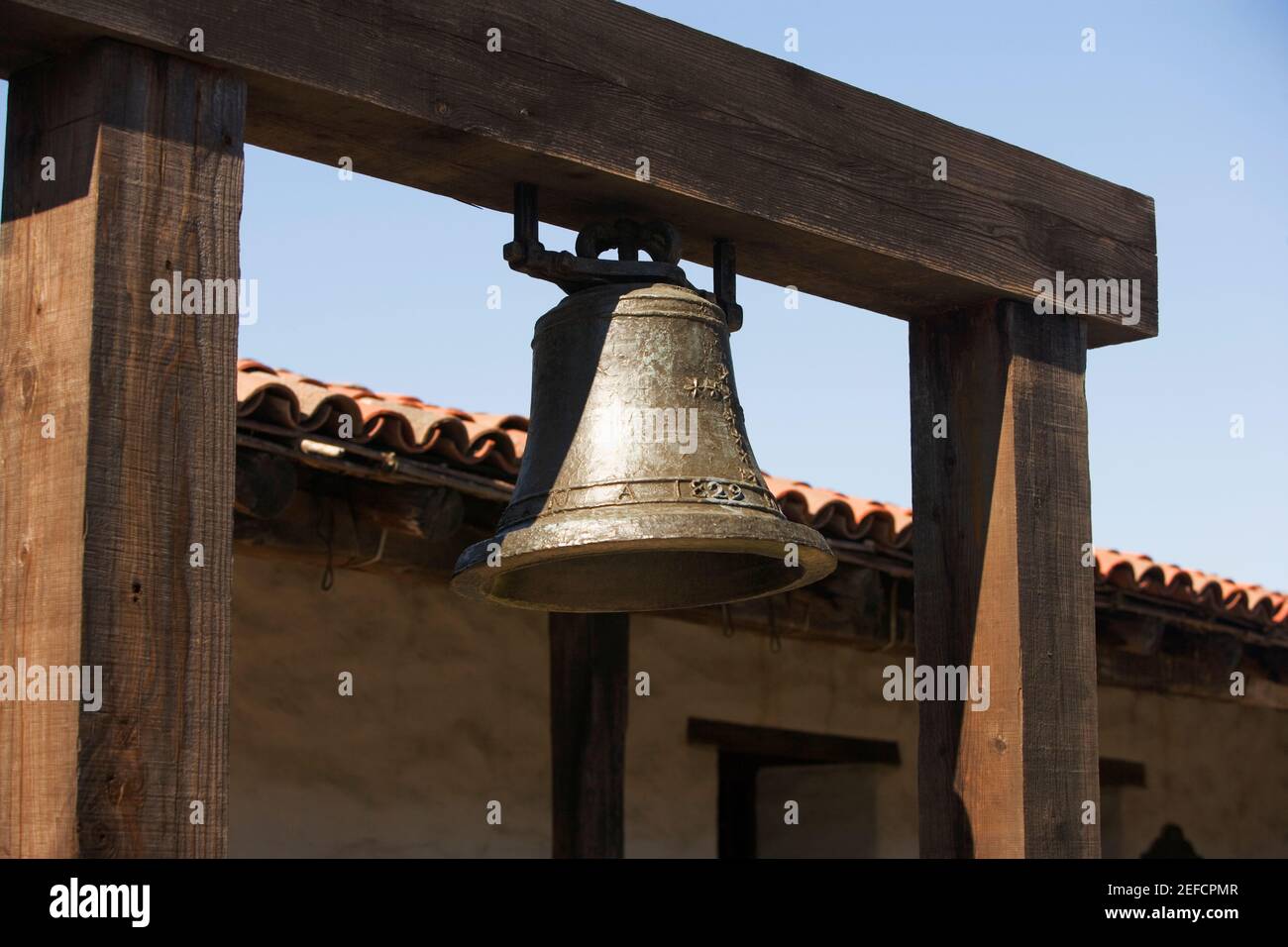Nahaufnahme einer Glocke, die vor einem Haus hängt Stockfoto