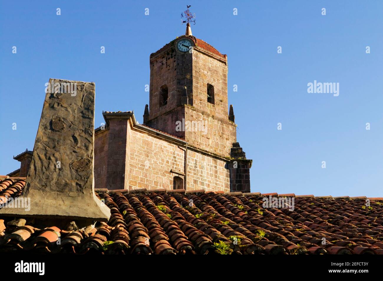 Low-Angle-Ansicht einer Wetterfahne auf der Spitze eines Turms, Spanien Stockfoto