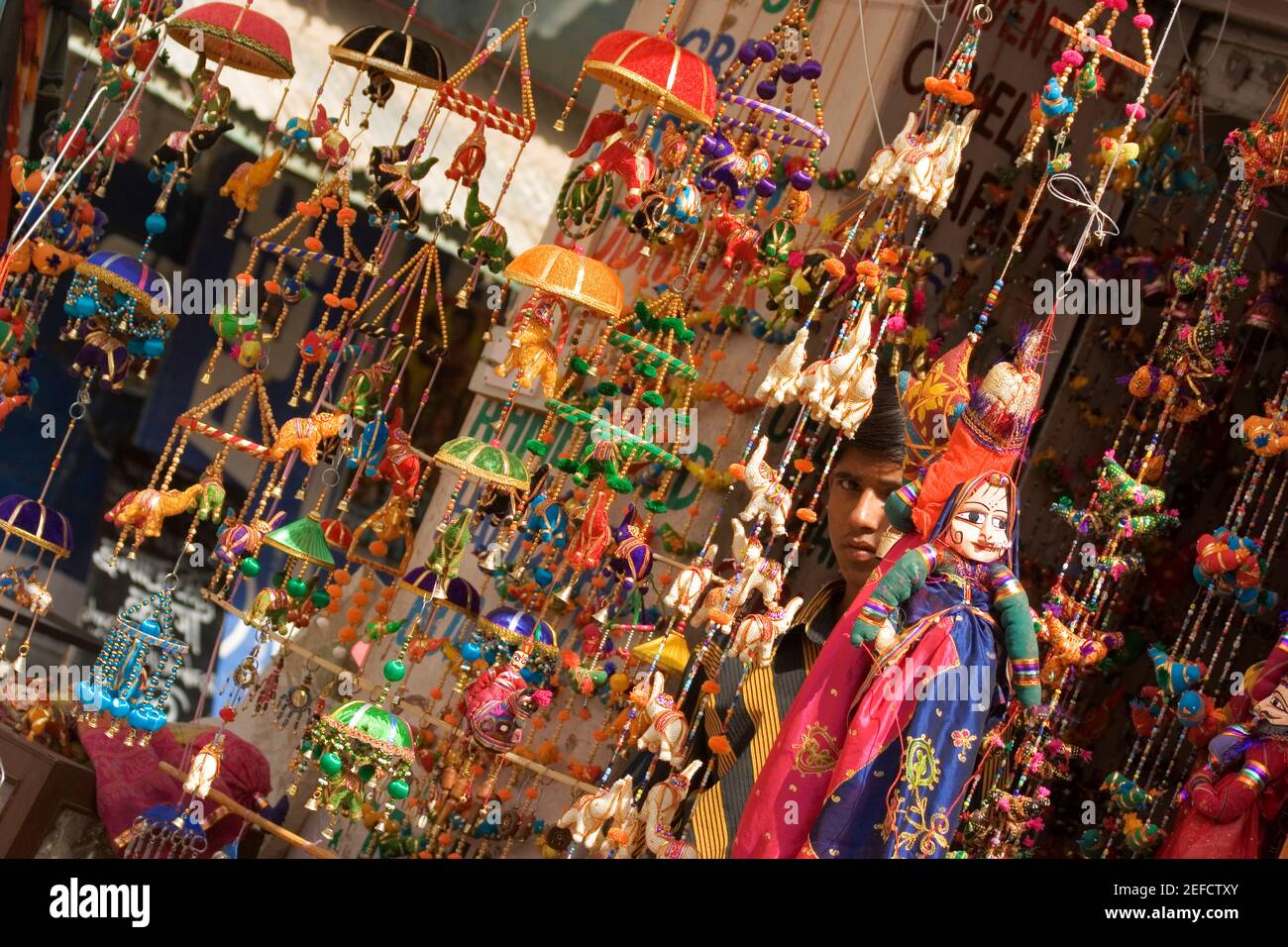 Dekorationen hängen an einem Marktstand, Pushkar, Rajasthan, Indien Stockfoto