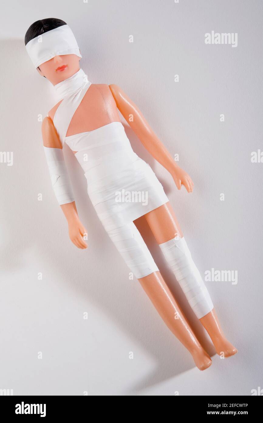 Blick auf eine Puppe in Verbandszeug Stockfotografie - Alamy