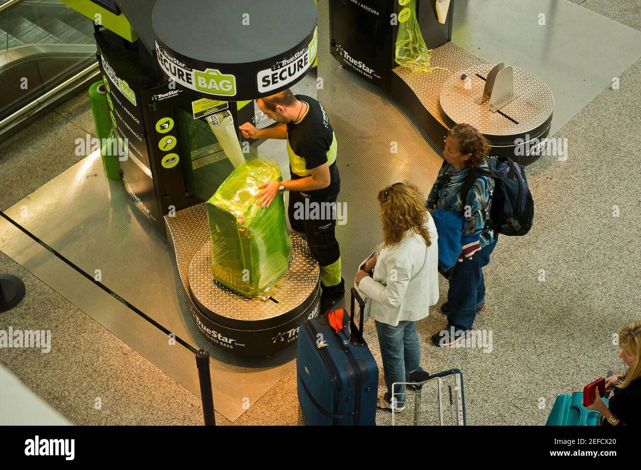 Italien. Europa. Latium. Flughafen Rom-Fiumicino. Tasche sichern Stockfoto