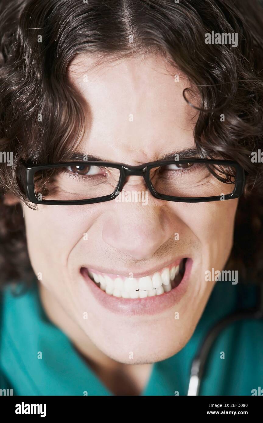 Porträt eines männlichen Arztes, der seine Zähne zusammenklemmend Stockfoto