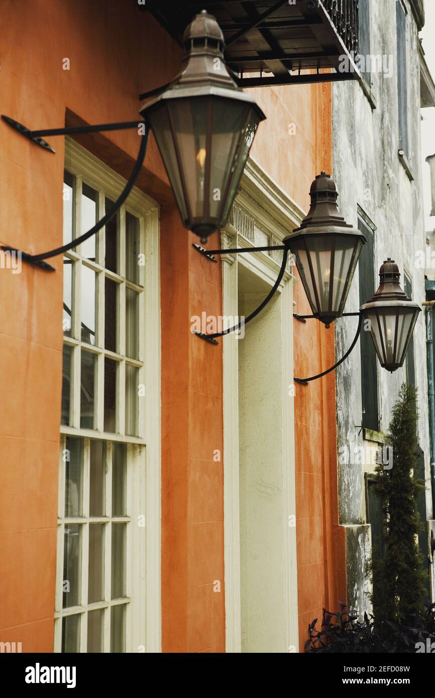 Laterne, die vor einem Gebäude hängt Stockfoto