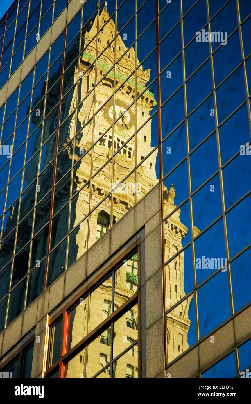 Low-Winkel-Ansicht der Reflexion eines Turms auf der Glasfront eines Gebäudes, Custom House, Boston, Massachusetts, USA Stockfoto