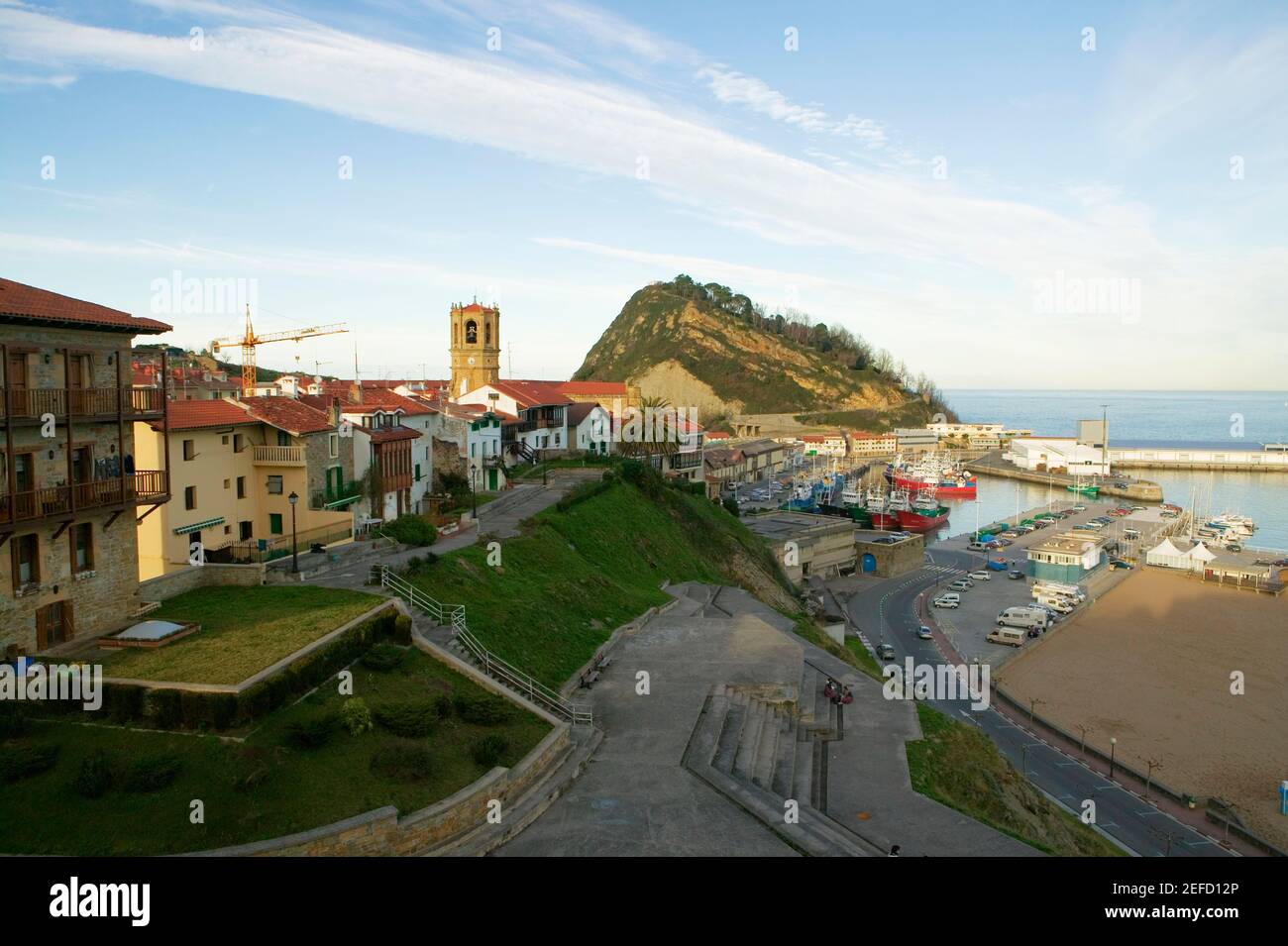 Hochwinkelansicht von Gebäuden auf einem Hügel, Spanien Stockfoto
