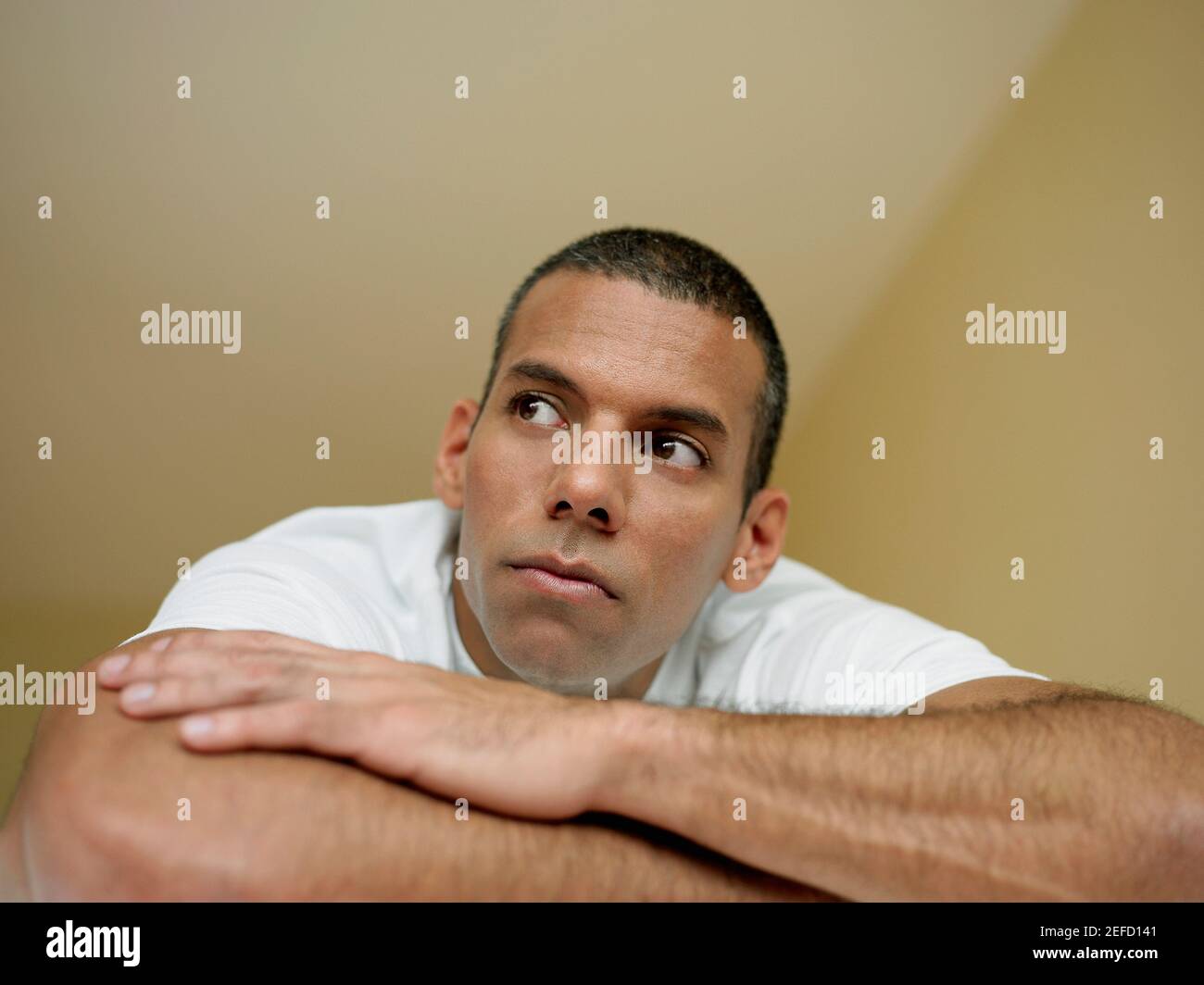 Nahaufnahme eines Mannes mit mittlerem Erwachsenenalter Stockfoto