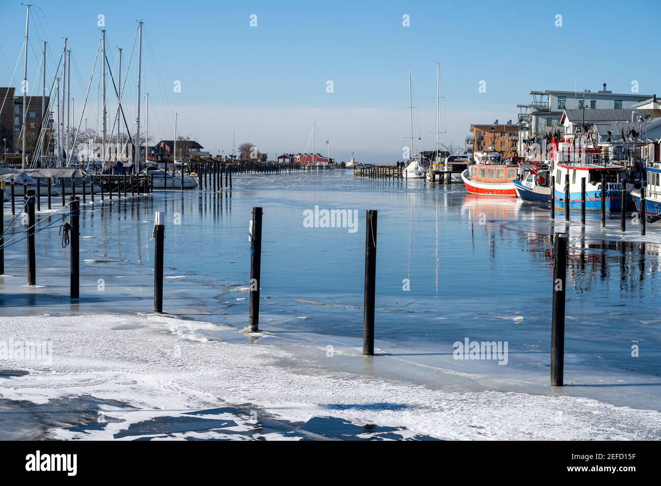 2. Februar 2021 - Lomma, Schweden: Eis bedeckt viele der Liegeplätze in der Marina. Dies war der kälteste Winter seit vielen Jahren Stockfoto