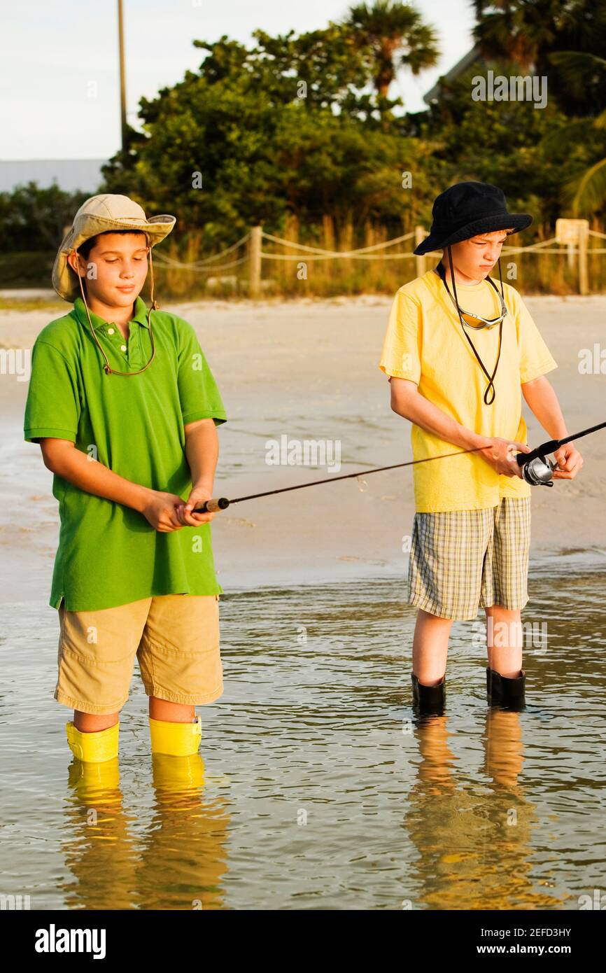 Zwei Brüder fischen in einem See Stockfoto