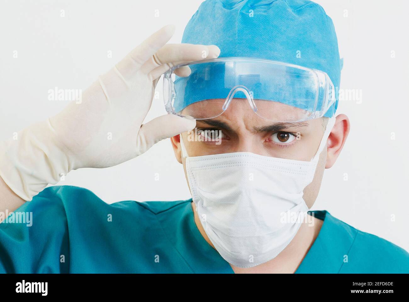 Porträt eines männlichen Arztes mit Schutzbrille Stockfoto