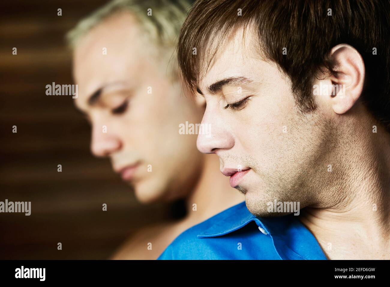 Nahaufnahme von zwei jungen Männern, die nachdenklich aussehen Stockfoto