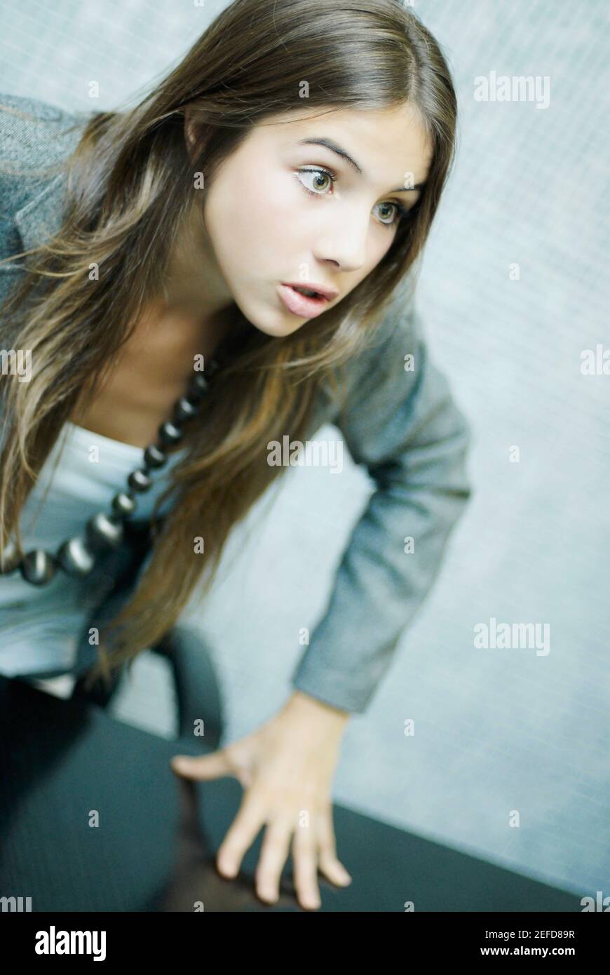 Nahaufnahme einer jungen Frau, die ernst aussieht Stockfoto