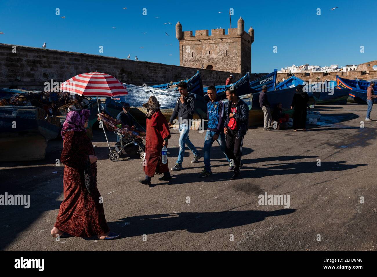 Essaouira, Marokko - 15. April 2016: Menschen im Hafen der Stadt Essaouira, an der Atlantikküste von Marokko. Stockfoto