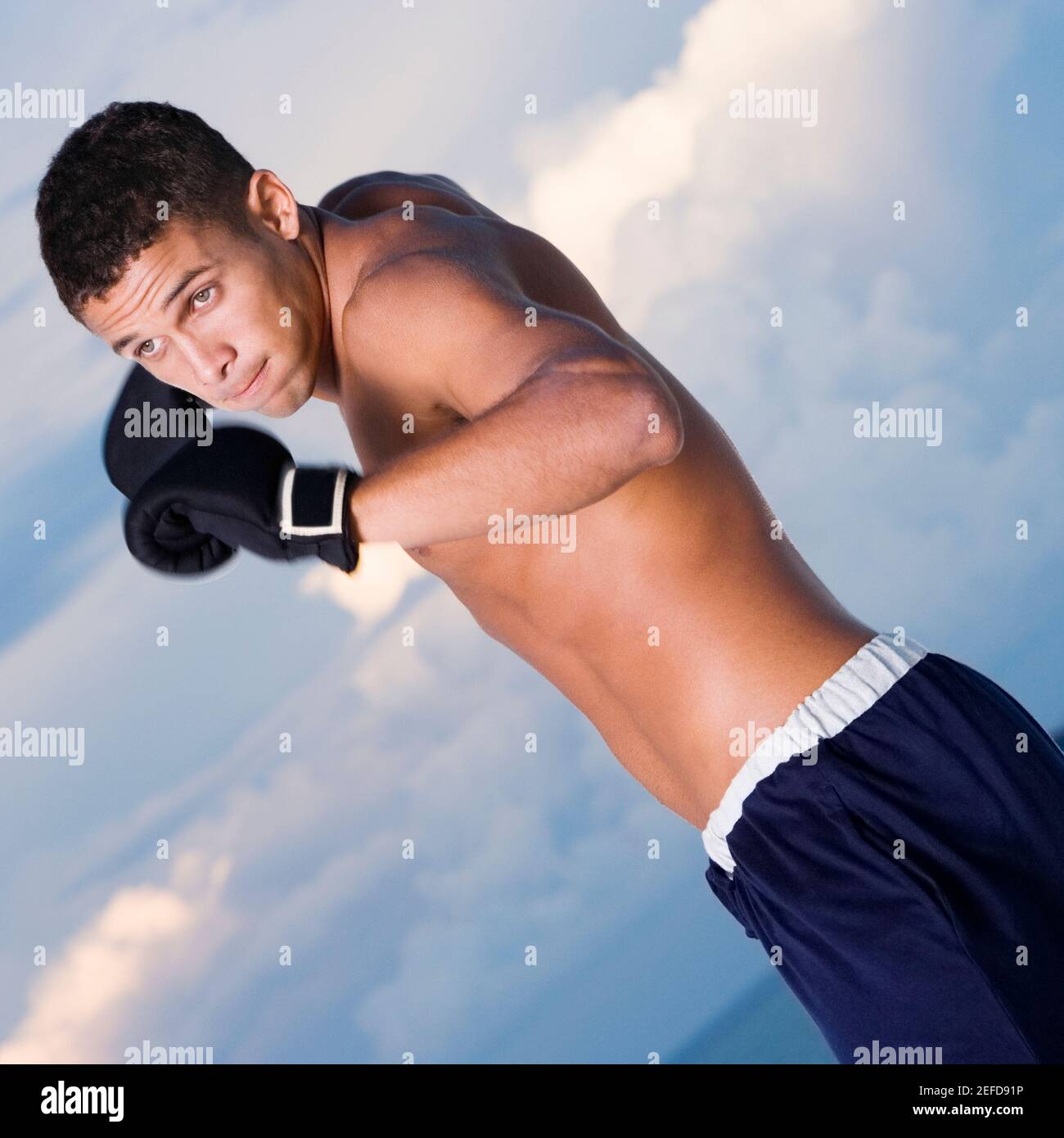 Nahaufnahme eines jungen Mannes in einer Kampfhaltung Stockfoto Nahaufnahme eines jungen Mannes in einer Kampfhaltung Stockfoto