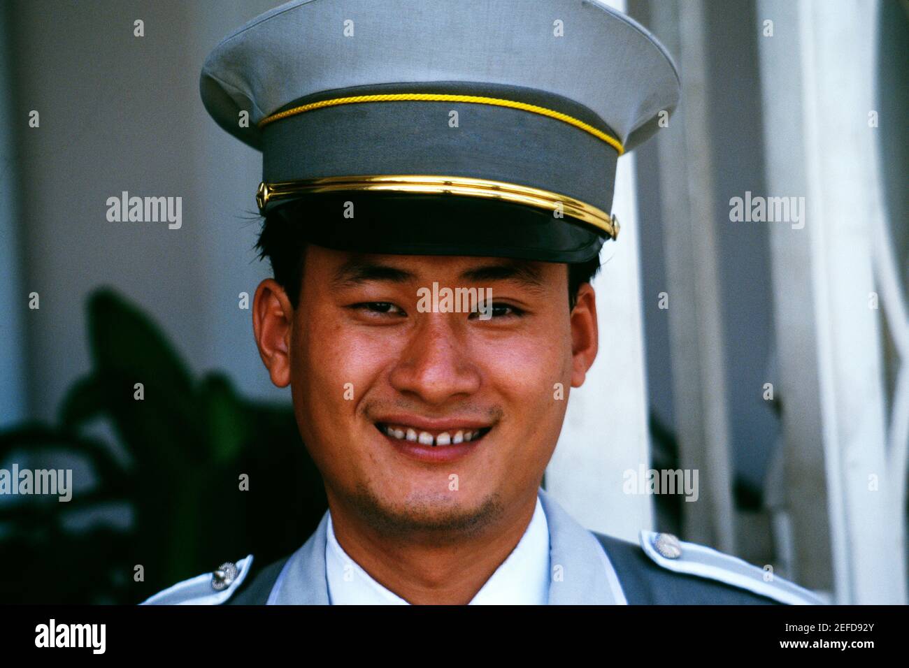 Porträt eines erwachsenen Mannes, Mitte Stockfoto