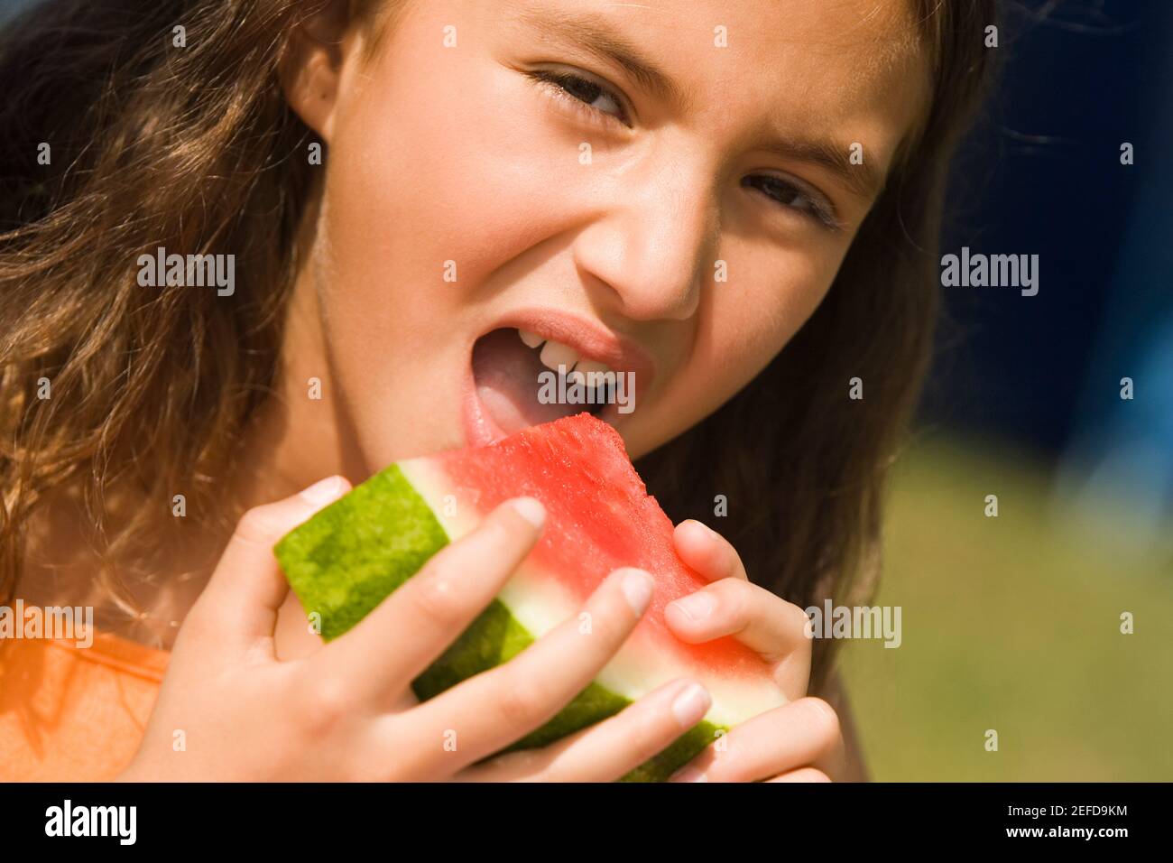 Portrait eines Mädchens, das eine Scheibe Wassermelone isst Stockfoto