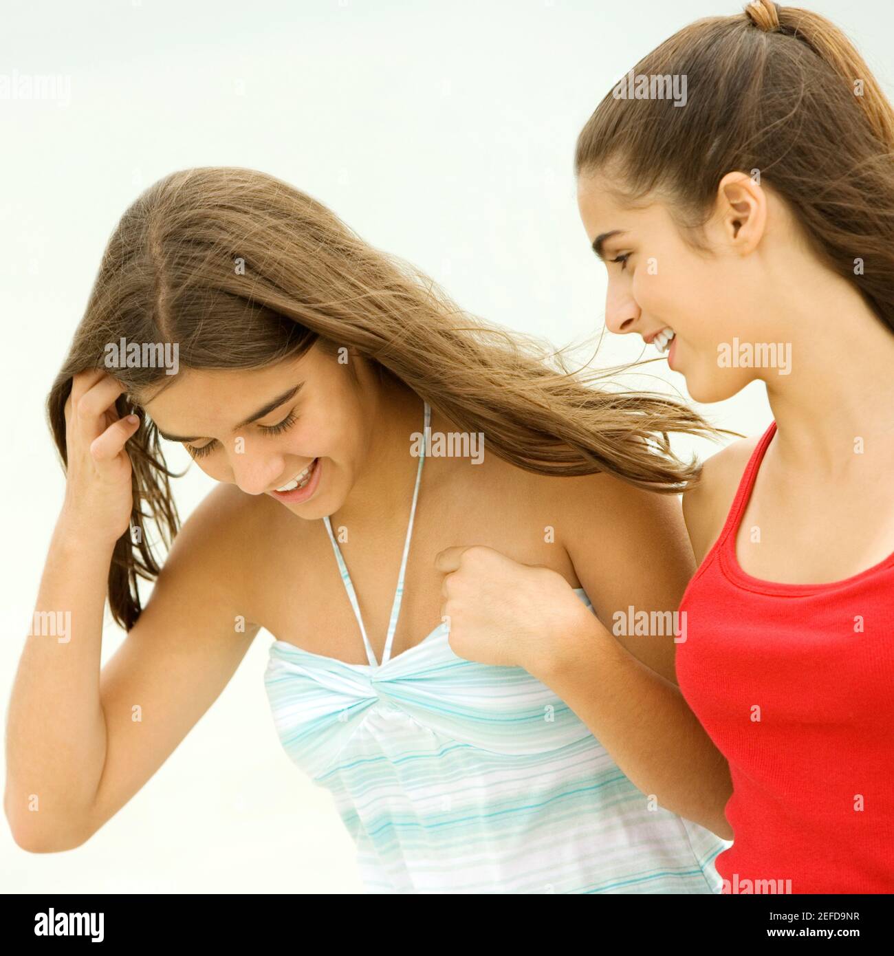 Nahaufnahme eines Mädchens und eines Teenagers, die fröhlich aussehen Stockfoto